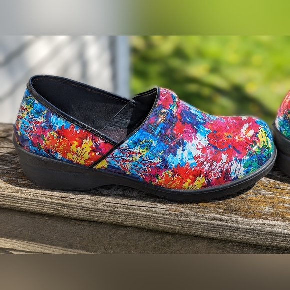 Savvy - women's Nursing Clogs - Picture 2 of 5